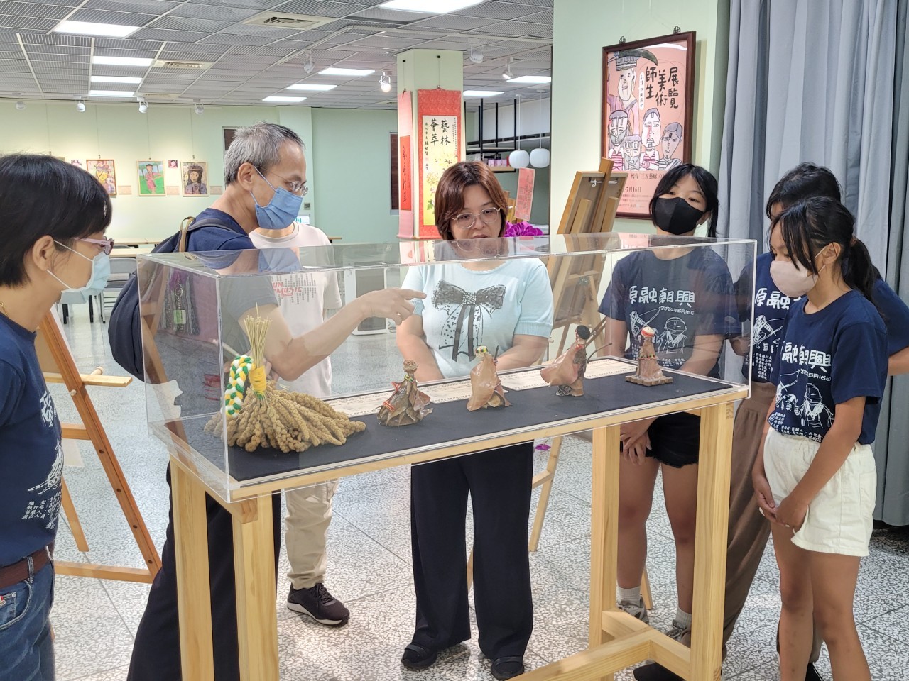 花壇國中凃明秀校長參觀三五藝廊03回展-社頭朝興國小師生美術展覽