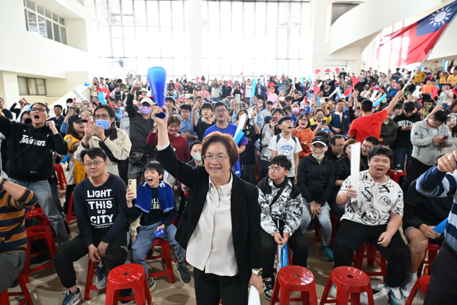 縣長領軍挺中華隊 彰縣府大廳應援人潮極力克韓