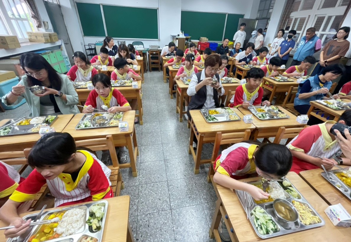 視察彰化校園午餐整備 從產地到餐桌守護學童健康